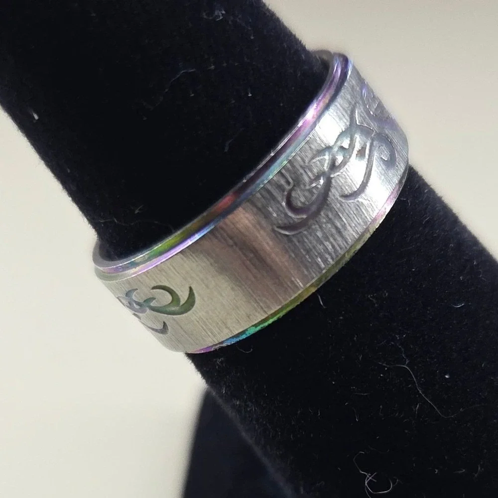 Silver Tone Rainbow Iridescent Heart Scroll Etched Band Ring Size 7.25‎